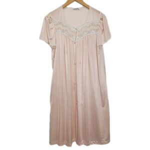 𝅺lovely soft negligee of pink nylon has beautiful lace Short Sleeve Robe